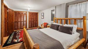 Ένα ή περισσότερα κρεβάτια σε δωμάτιο στο 3BD Mountain Retreat Near Trails