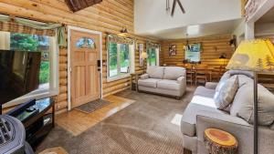 Posezení v ubytování 3BDR Creekside Cabin Near Trails and Main Street