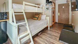 Ένα ή περισσότερα κρεβάτια σε δωμάτιο στο Cozy Studio with Shared Pool -3 Min to Ski Lift +21 φωτογραφίες