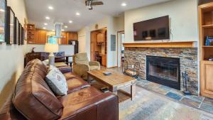 sala de estar con sofá y chimenea en Bright Baldy 2BD Near Trailheads, en Breckenridge