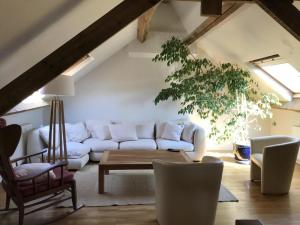 uma sala de estar com um sofá branco e uma mesa em Ferienwohnung für 1 Personen 2 Kinder ca 90 qm in Knokke-Heist, Flandern Provinz Westflandern em Knokke-Heist