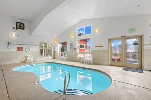 a large swimming pool in a large room with a large at 2BR Condo - Ideal Hub for Year-Round Fun in Silverthorne