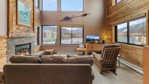 a living room with a couch and a fireplace at Chic Lakeside 1BR 4-Min to Keystone Resort in Keystone