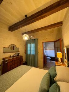 Postel nebo postele na pokoji v ubytování Maria's B&B