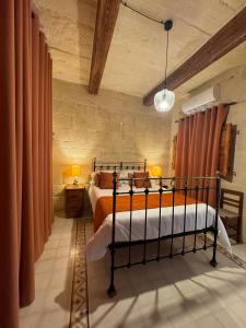 Postel nebo postele na pokoji v ubytování Maria's B&B