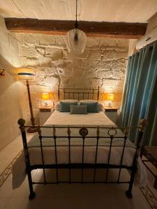 Postel nebo postele na pokoji v ubytování Maria's B&B
