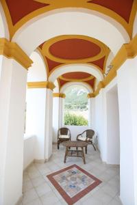 Habitación con mesa, sillas y techo. en Ferienwohnung für 5 Personen ca 70 qm in Giungano, Kampanien Cilento, en Giungano