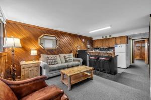 ein Wohnzimmer mit Sofa und eine Küche in der Unterkunft Centrally Located 1 BDR Condo Near Everything in Park City