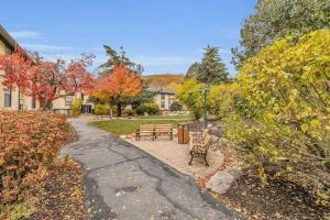 einen Park mit zwei Bänken und einer Straßenbeleuchtung in der Unterkunft Centrally Located 1 BDR Condo Near Everything in Park City