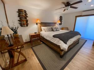 Schlafzimmer mit einem Bett und einem Deckenventilator in der Unterkunft 1BDR Ski In Out Condo Stunning Mountain Location in Park City
