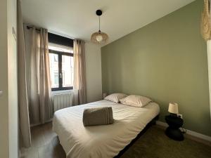 Posteľ alebo postele v izbe v ubytovaní IMMEUBLE ST-PIERRE - GARE 10min - HORTILLONNAGES 5min - WIFI - TV HD