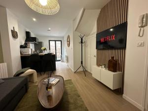 Televízia a/alebo spoločenská miestnosť v ubytovaní IMMEUBLE ST-PIERRE - GARE 10min - HORTILLONNAGES 5min - WIFI - TV HD