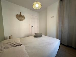 Posteľ alebo postele v izbe v ubytovaní IMMEUBLE ST-PIERRE - GARE 10min - HORTILLONNAGES 5min - WIFI - TV HD