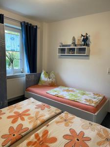 オストゼーバート・カールスハーゲンにあるApartment Käpt'n Maxのベッド2台と壁に棚が備わる客室です。