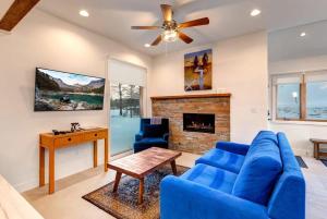 ein Wohnzimmer mit blauen Sofas und einem Kamin in der Unterkunft Spectacular 3BR Condo Steps from Park City Resort in Park City