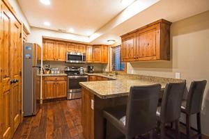 Η κουζίνα ή μικρή κουζίνα στο 3BR Mountain Retreat Ski Hike and Private Hot Tub