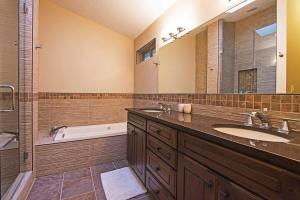 Ένα μπάνιο στο 3BR Mountain Retreat Ski Hike and Private Hot Tub +17 φωτογραφίες