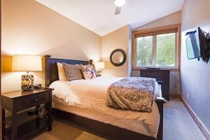 Ένα ή περισσότερα κρεβάτια σε δωμάτιο στο 3BR Mountain Retreat Ski Hike and Private Hot Tub