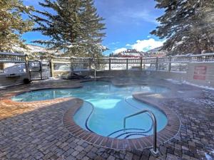 Bazén v ubytování Ski in out 2BDR Condo with Shared Hot Tub and Views nebo v jeho okolí