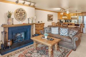 Χώρος καθιστικού στο 2BR Condo with Amazing Locale Minutes from Slopes