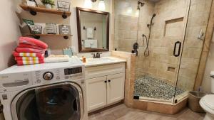 Ένα μπάνιο στο 2BR Condo with Amazing Locale Minutes from Slopes +18 φωτογραφίες
