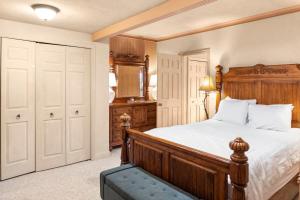 Ένα ή περισσότερα κρεβάτια σε δωμάτιο στο 2BR Condo with Amazing Locale Minutes from Slopes
