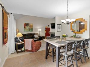 Posezení v ubytování Lovely 4 BDR Home with Private Hot Tub Near Trails