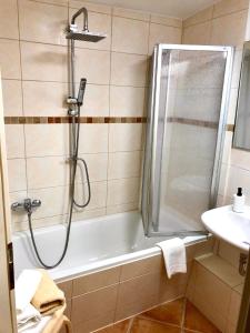 a bathroom with a shower and a tub and a sink at Ferienwohnung für 3 Personen ca 55 qm in Görlitz, Lausitz Lausitzer Seenland - b55639 in Görlitz