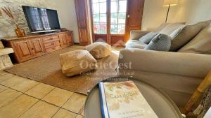 ein Wohnzimmer mit Sofa und Fernseher in der Unterkunft Ferienwohnung für 6 Personen ca 30 m in Lourinha, Regio Centro in Lourinhã