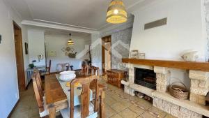 ein Wohnzimmer mit Tisch und Kamin in der Unterkunft Ferienwohnung für 6 Personen ca 30 m in Lourinha, Regio Centro in Lourinhã