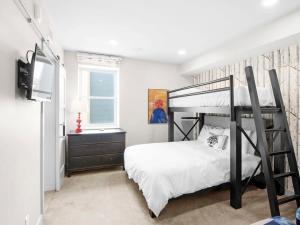 Poschodová posteľ alebo postele v izbe v ubytovaní Amazing 3BR Condo on Main with Hot Tub Steps to Lift