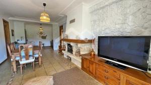 ein Wohnzimmer mit einem großen Flachbildfernseher in der Unterkunft Ferienwohnung für 6 Personen ca 30 m in Lourinha, Regio Centro in Lourinhã + 14 Fotos