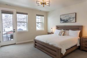 Ένα ή περισσότερα κρεβάτια σε δωμάτιο στο Pristine 3BR with Hot Tub 15min to Park City