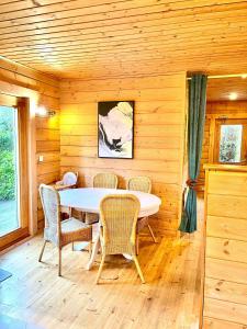 a dining room with a table and chairs in a cabin at Les Villas d' Onalou Port Blanc in Penvénan