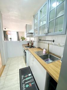 坎德拉里亞的住宿－MEERBLICK CALETILLAS，白色的厨房设有水槽和台面