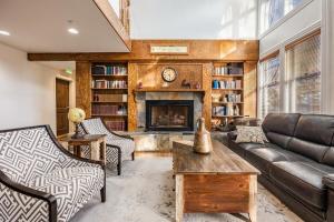 sala de estar con sofá y chimenea en Intimate 2BDR in Heart of Town Walk to Ski Lift, en Park City