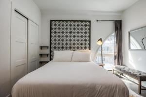 Un dormitorio con una gran cama blanca y una ventana en Intimate 2BDR in Heart of Town Walk to Ski Lift, en Park City