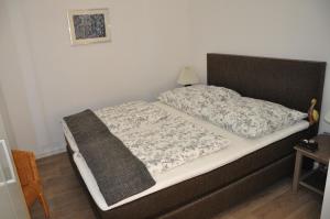 een bed met een deken erop in een kamer bij Ferienwohnung für 2 Personen ca 60 qm in Sassnitz, Ostseeküste Deutschland Rügen in Sassnitz