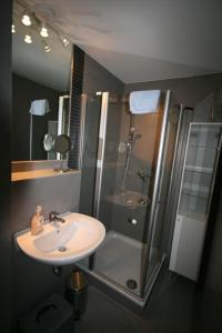 een badkamer met een wastafel en een douche bij Ferienwohnung für 2 Personen ca 60 qm in Sassnitz, Ostseeküste Deutschland Rügen in Sassnitz