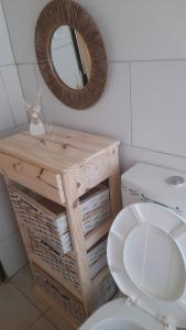 La salle de bains est pourvue de toilettes blanches et d'un miroir. dans l'établissement Estancia la juana, à San Rafael