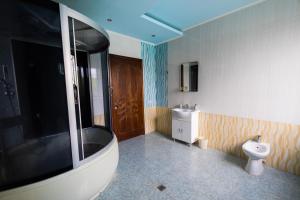 Koupelna v ubytování YAN HOTEL + 37 fotografií