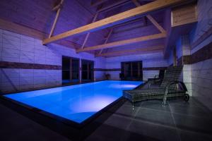 una grande piscina in una stanza con una sedia e una sedia di Roubenka u sjezdovky - Bělá pod Pradědem – Filipovice a Filipovice