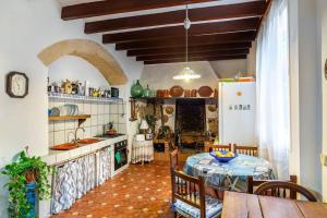 森瑟勒斯的住宿－Ca na Perereta，一间带桌子的厨房和一间餐厅