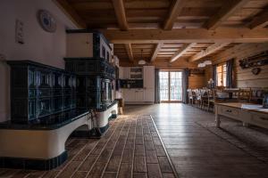 una grande stanza con cucina e sala da pranzo di Roubenka u sjezdovky - Bělá pod Pradědem – Filipovice a Filipovice