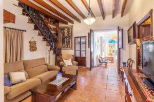 森瑟勒斯的住宿－Ca na Perereta，客厅配有沙发和桌子