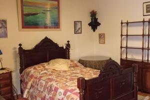 森瑟勒斯的住宿－Ca na Perereta，一间卧室配有一张带枕头的床