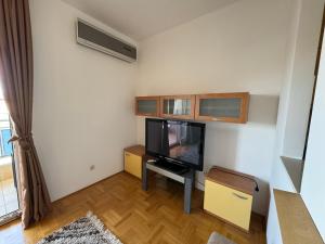 un soggiorno con TV a schermo piatto a parete di Apartment MANK1 City-center a Spalato (Split)