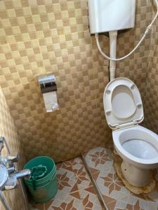 キゴマにあるNzimano Hostelのバスルーム(トイレ、バケツ付)