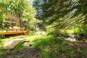 een achtertuin met een stenen pad naar een huis bij Ski in and out 4BDR Townhome with Aspen Views and Hot Tub in Park City
