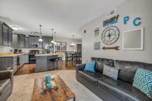 een woonkamer met een leren bank en een keuken bij 3BD Olympic Park Condo on FREE Shuttle Line in Park City